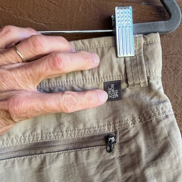 The North Face men’s 5 mesh lined pockets cargo shorts. Waist size 36. EUC - Picture 7 of 16